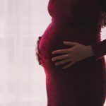 Gravida kan ha rätt till graviditetsersättning om det finns risker i arbetsmiljön.