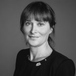 kvina med uppsatt hår